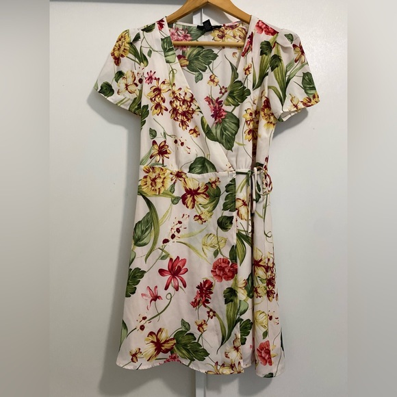 💚FOREVER 21💚 Preloved Floral Wrap Mini Dress Size:M EUC $20 - Picture 2 of 7